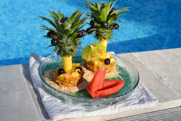 Фруктовая нарезка с ананасом на праздничный стол