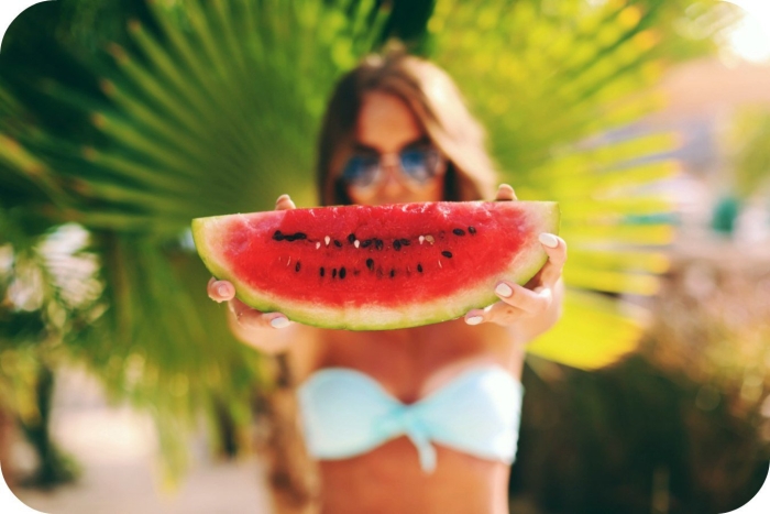 Девушка с арбузом на пляже