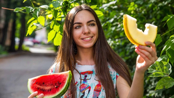 Девушка с большими арбузами