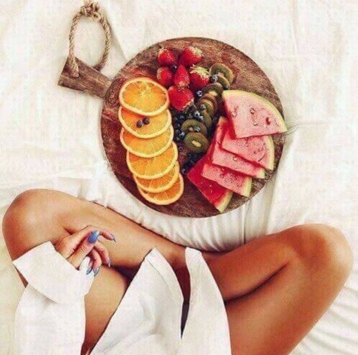 Девушка с фруктами