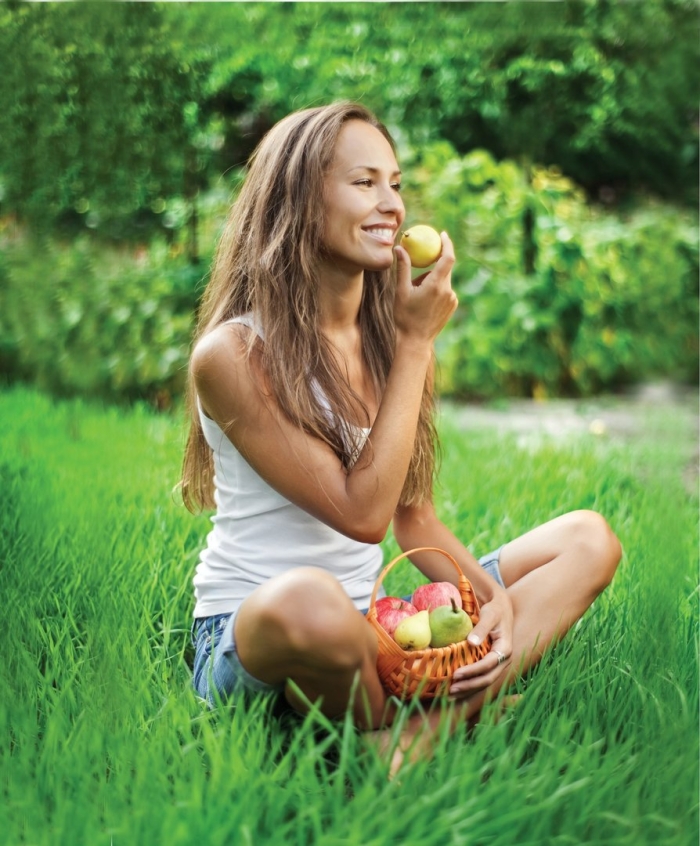 Девушка в траве