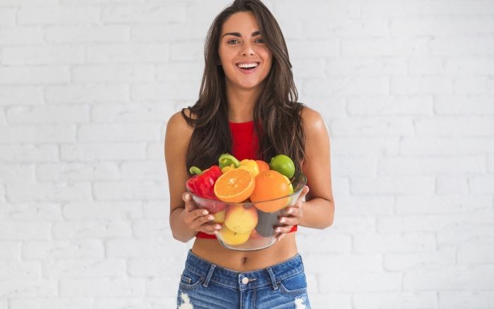 Девушка с овощами