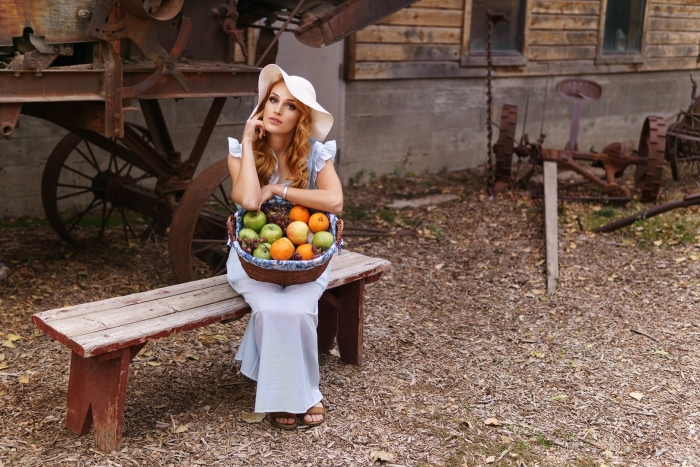 Девушка с фруктами