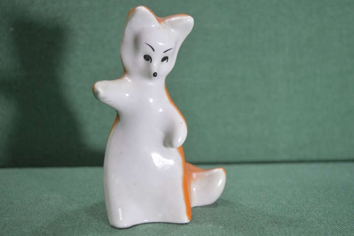 Фарфоровая статуэтка лисичка городница