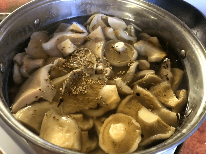 Грузди белые соленые