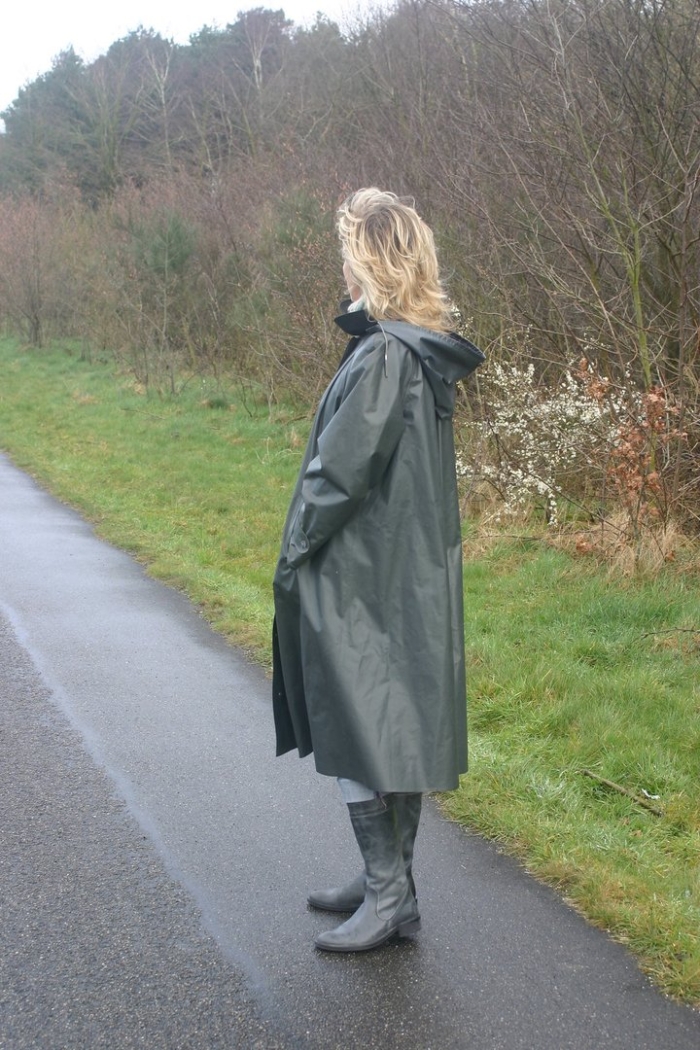 Девушка в плаще дождевике