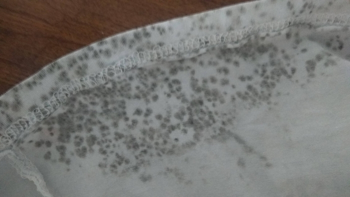 Пятна на одежде после стирки