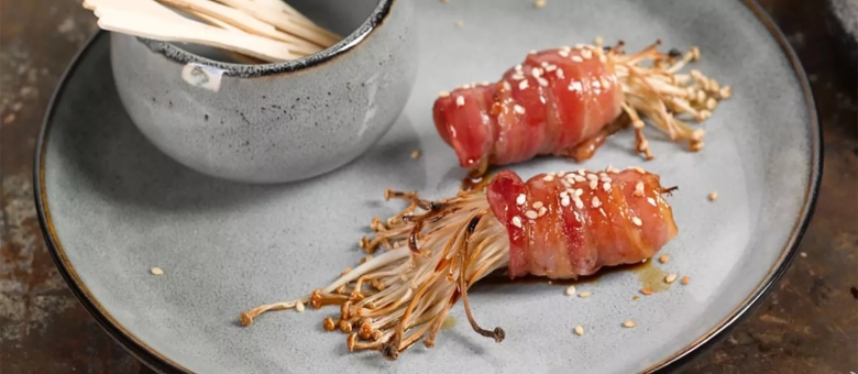 Грибы эноки с беконом