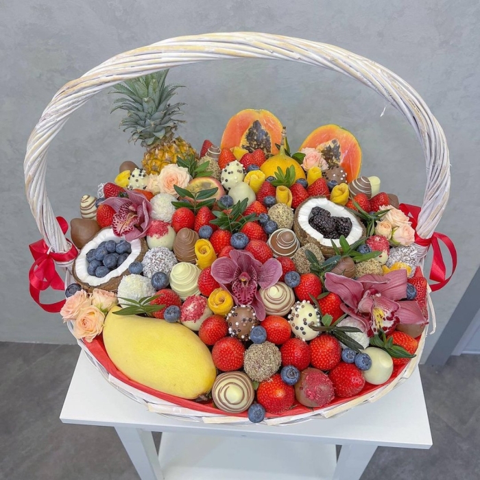 Корзина из экзотических фруктов