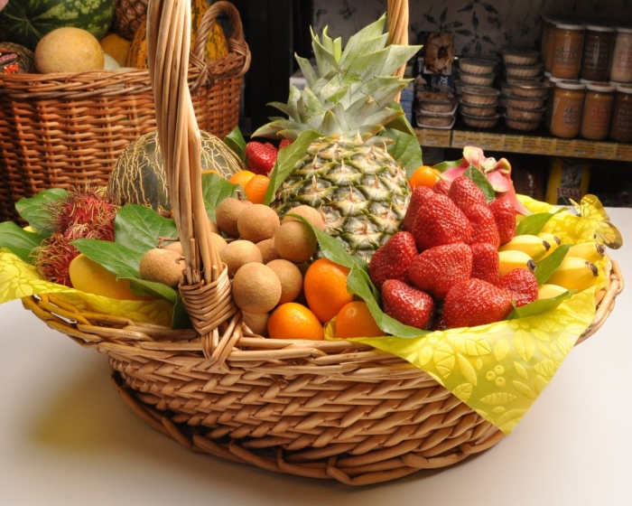 Фрукты в корзине