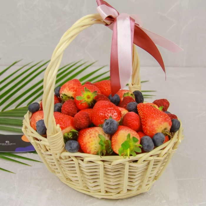 Фруктово-ягодная корзина в подарок