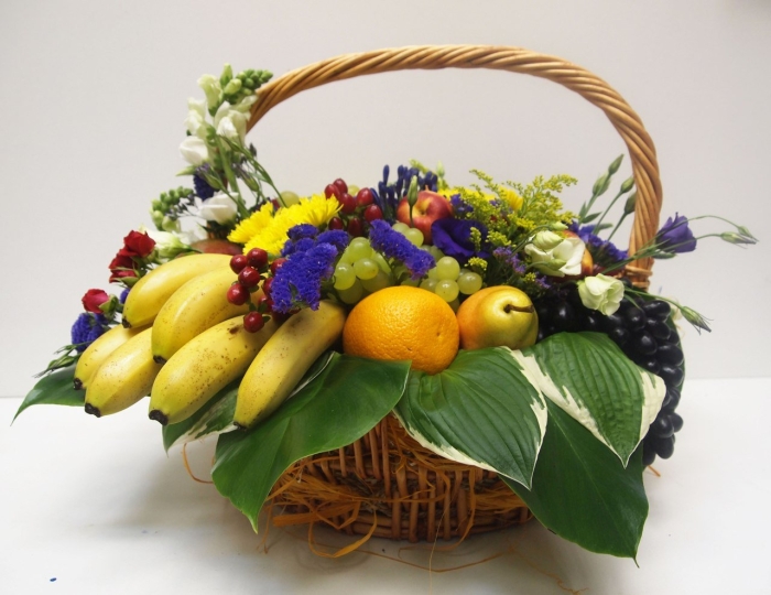 Корзина с фруктами и цветами