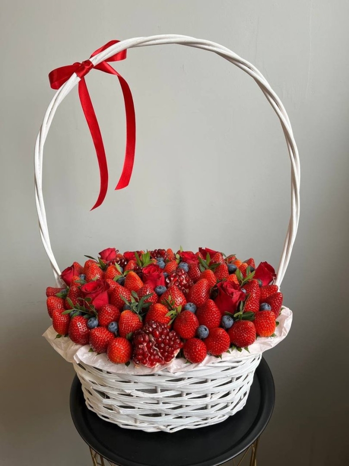 Корзина с ягодами в подарок
