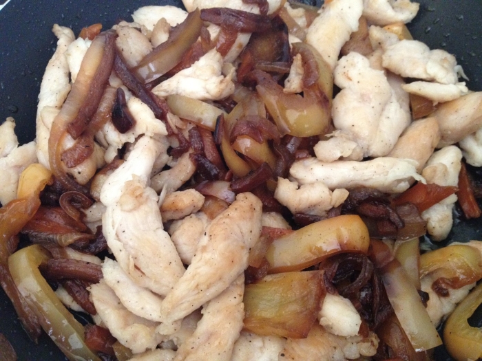 Куриное филе с грибами на сковороде