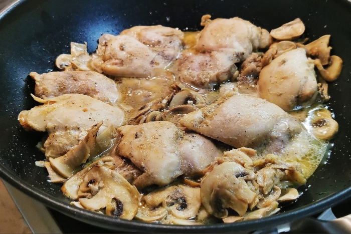 Курица с шампиньонами на сковороде