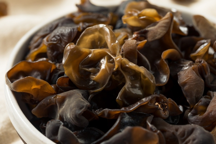 Черный древесный гриб муэр