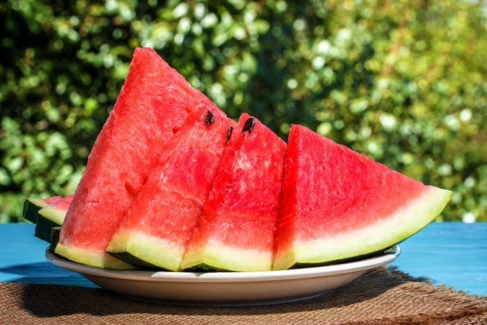 Арбуз красивый