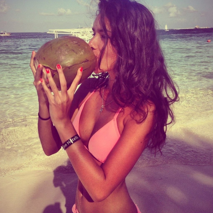 Девушка с кокосами