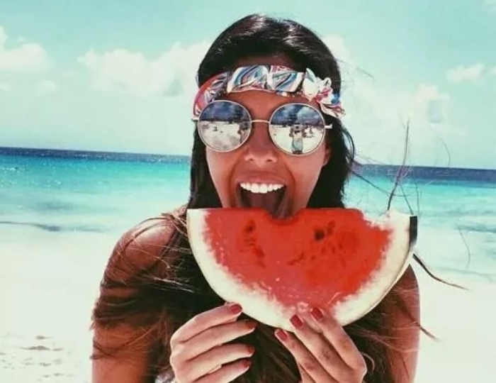 Девушка с арбузом на пляже