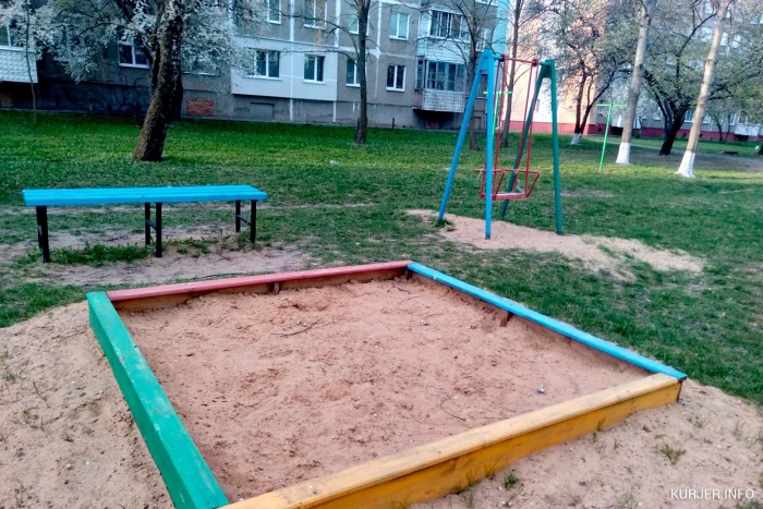 Песочница на детской площадке