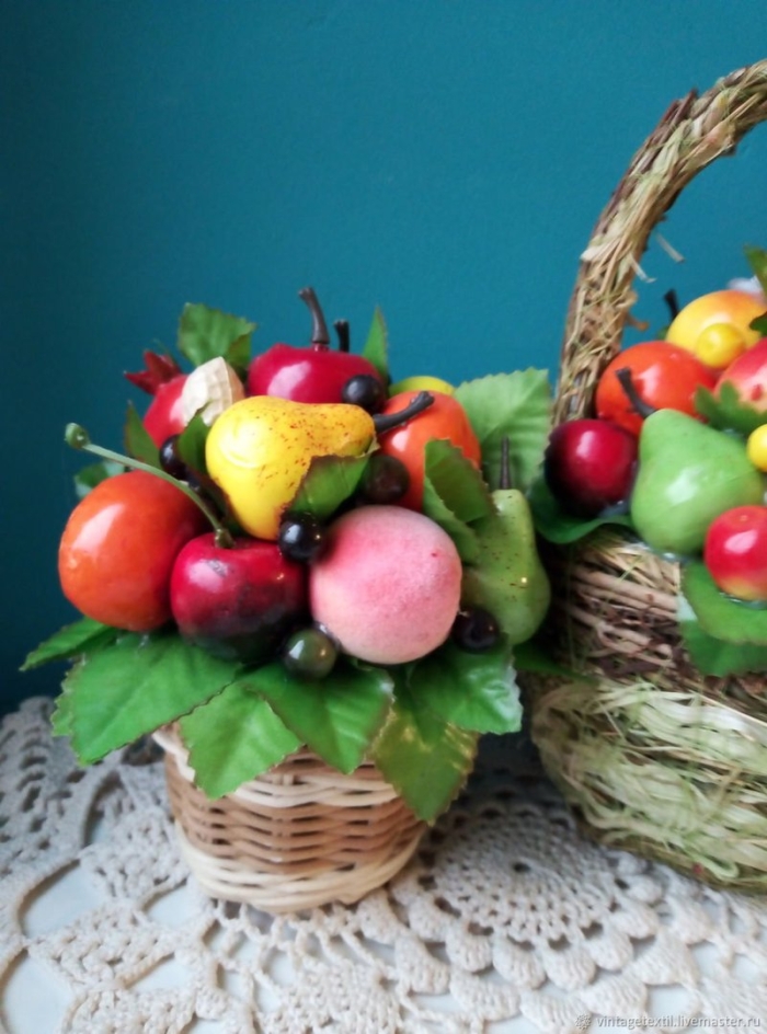 Корзина с искусственными фруктами