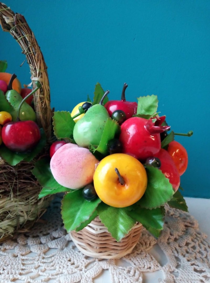 Композиция с искусственными фруктами
