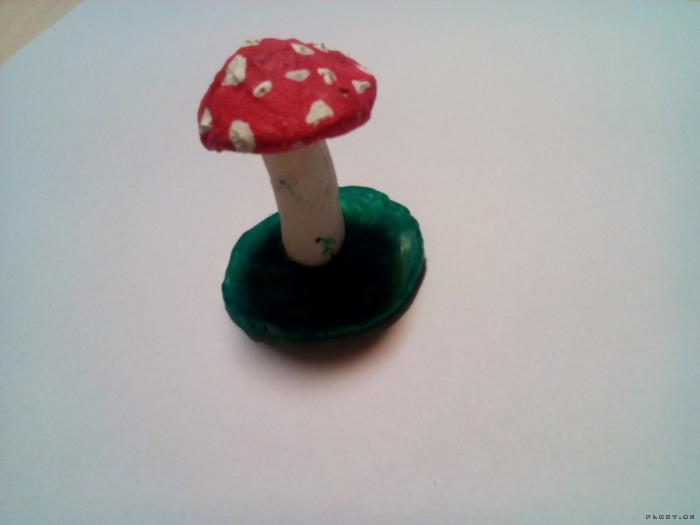 Мухомор из пластилина