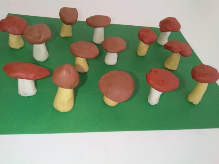 Грибная поляна из пластилина