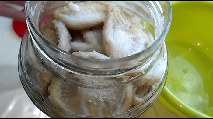 Соленые грузди в банке