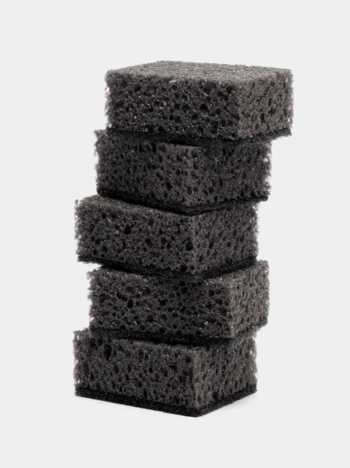 Черная губка для мытья посуды