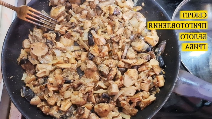 Как правильно пожарить грибы с луком на сковороде