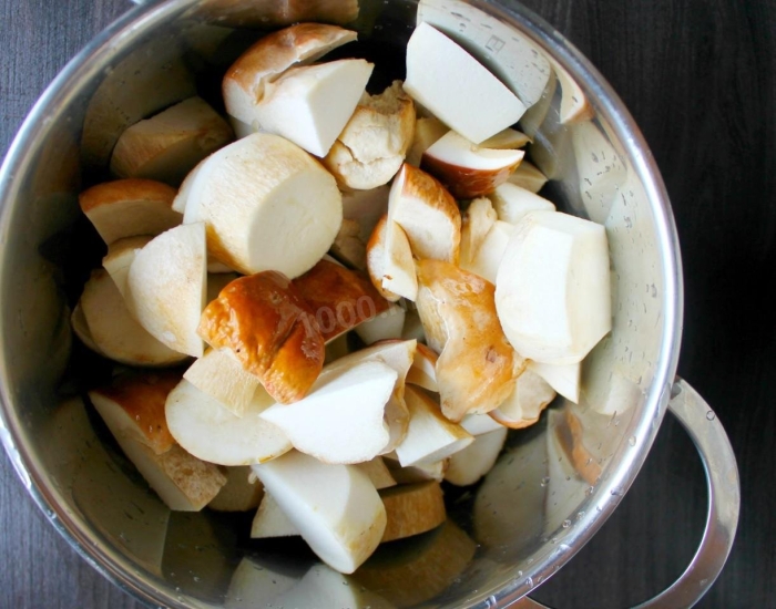 Белые грибы нарезанные