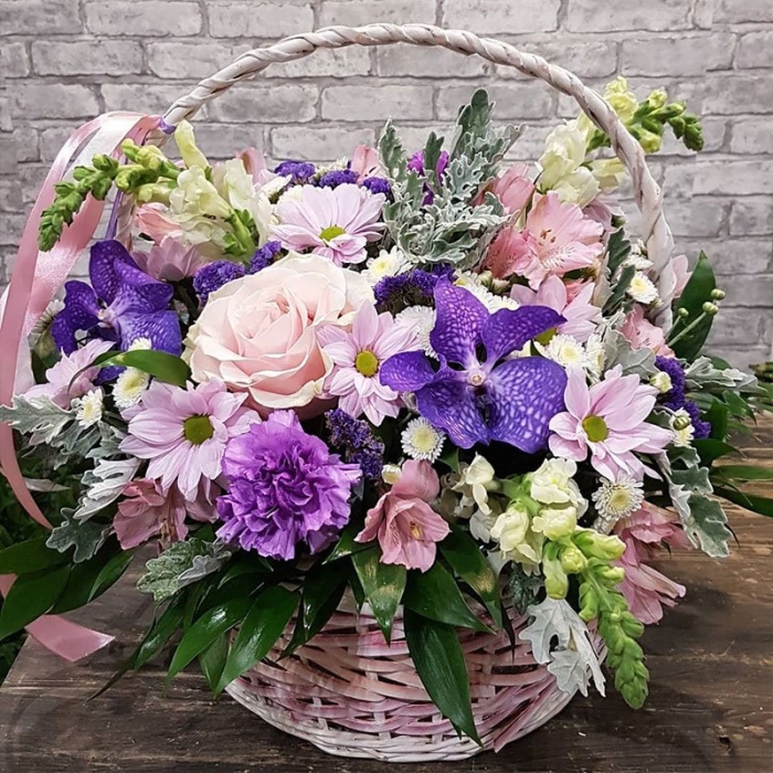 Красивые цветы в корзине