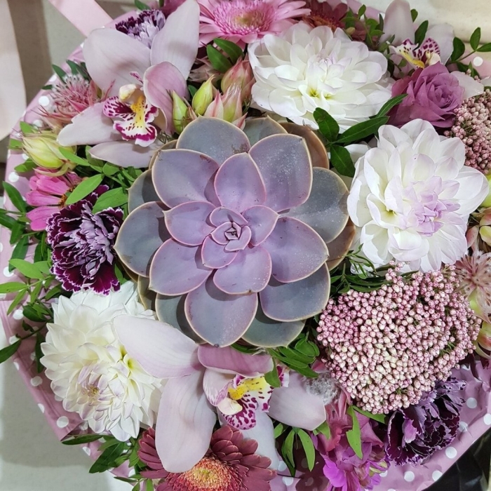 Стиль помпадур во флористике