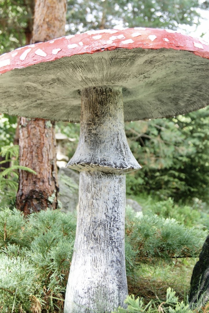 Садовая фигура мухомор