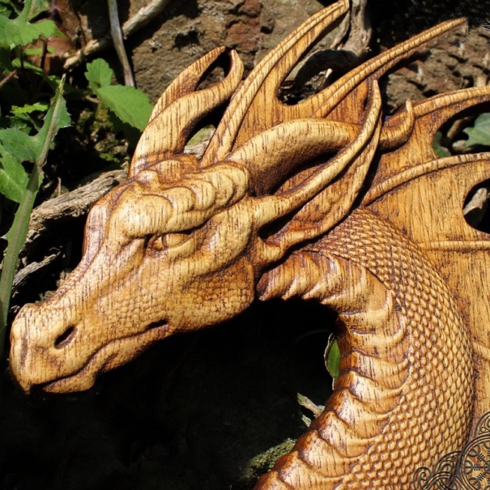 Резной деревянный дракон