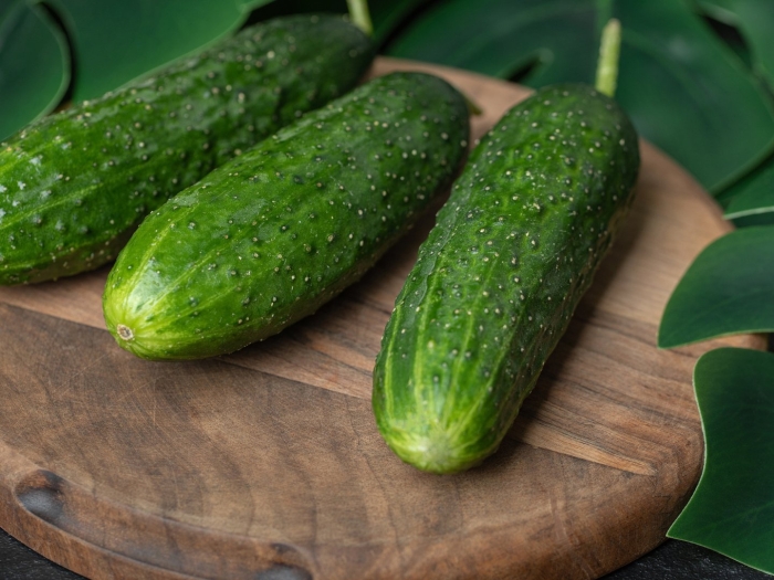Огурец на столе