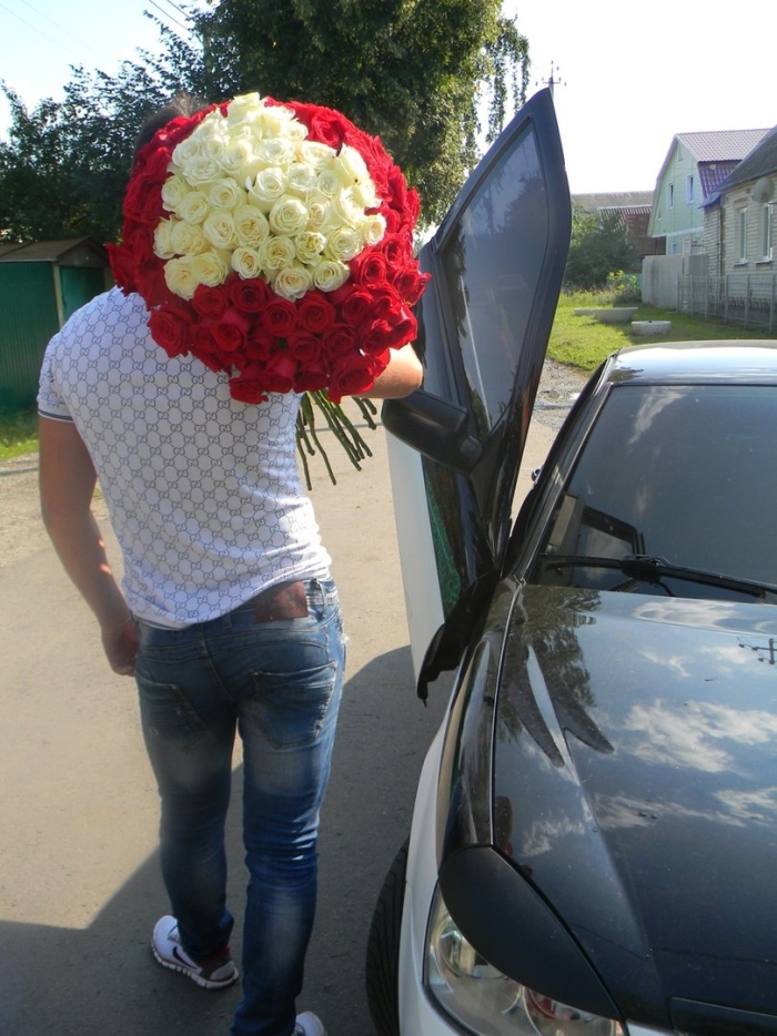 Парень с букетом