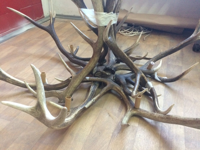 Люстра из рогов оленя