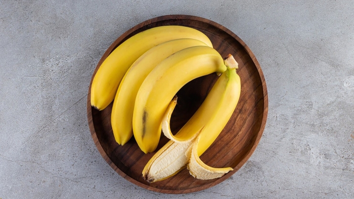 Банан на тарелке