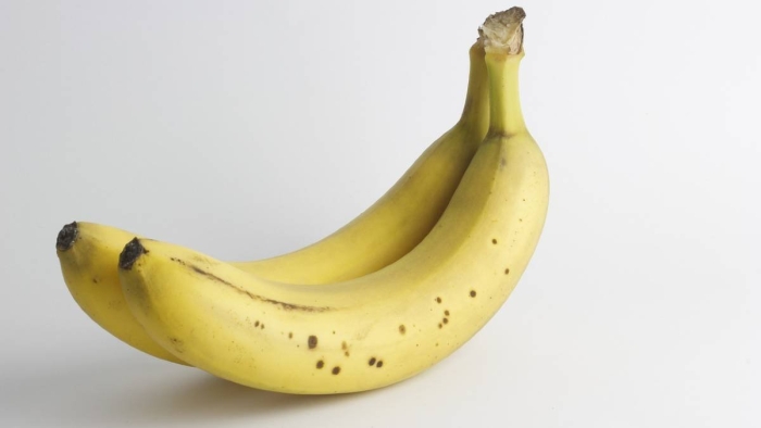На белом фоне банан