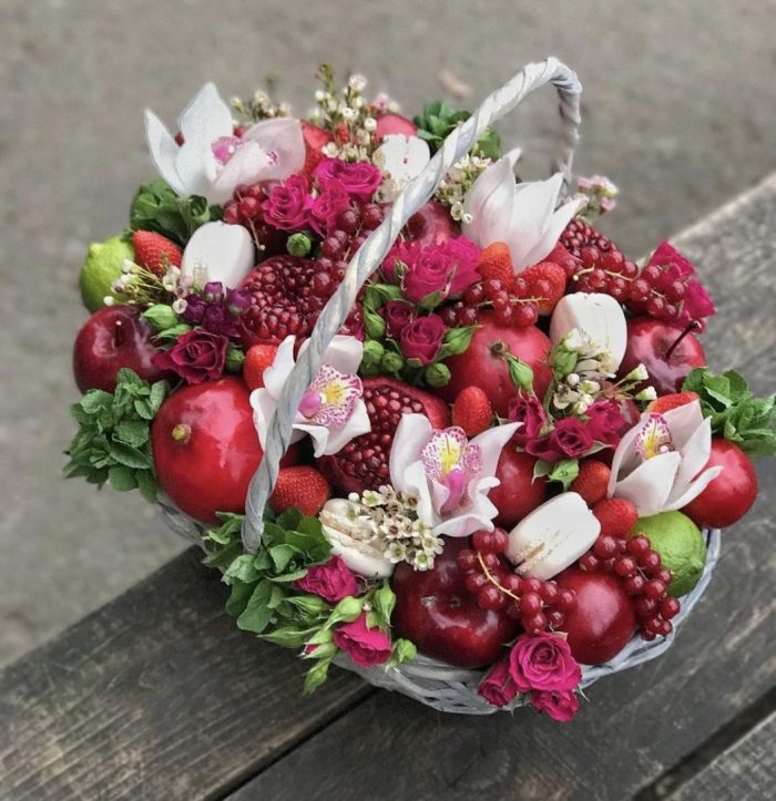 Фруктовый букет в корзине