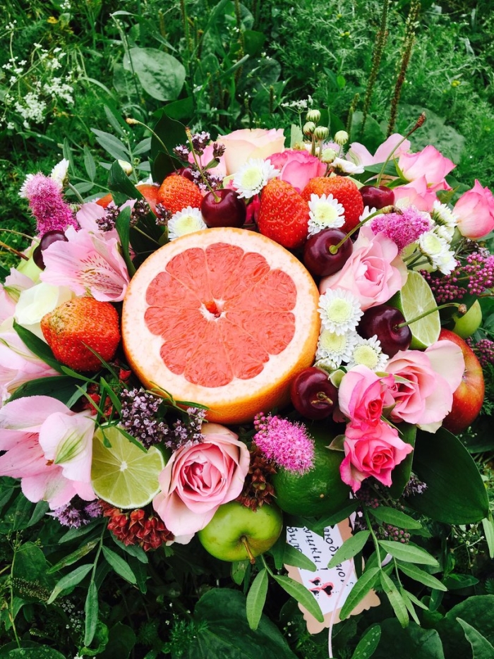 Фруктово цветочный букет