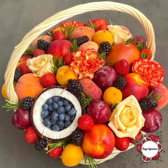 Корзина с фруктами и розами
