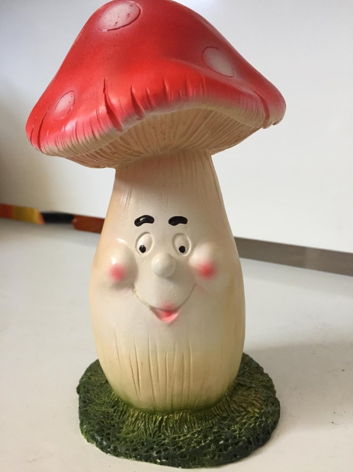 Садовая фигурка мухоморы