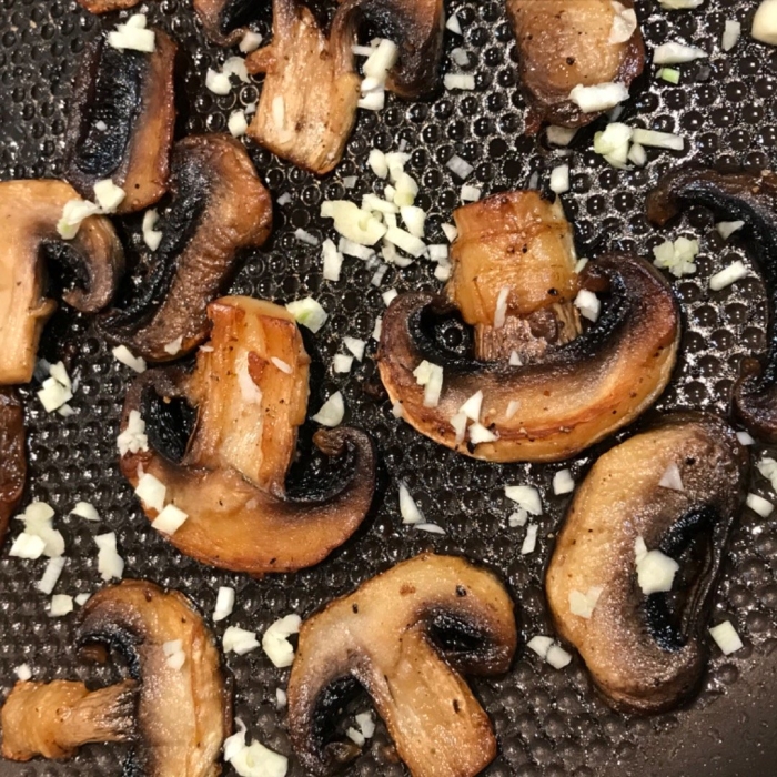 Жареные шампиньоны на сковороде