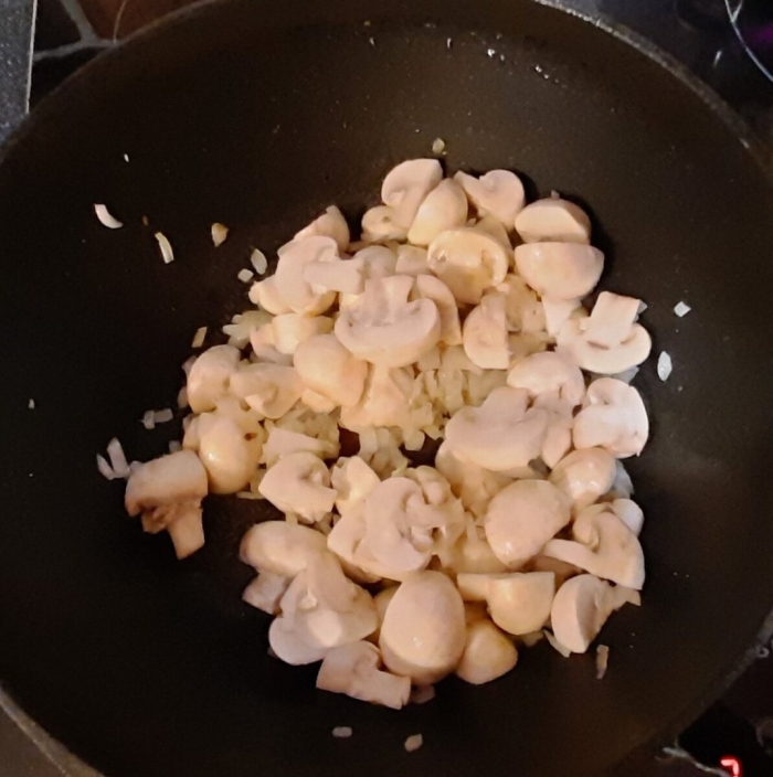 Шампиньоны со сметаной на сковороде