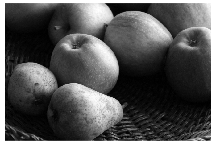 Фрукты черно белые