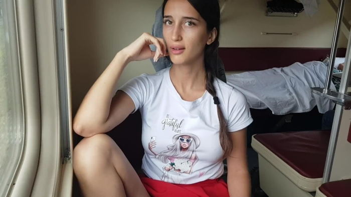 Красивая девушка в поезде