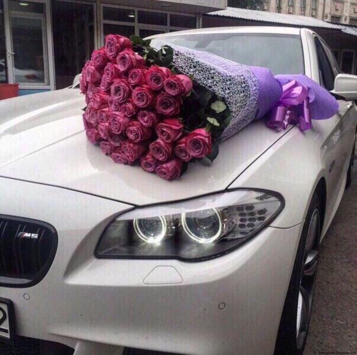 Букет цветов на капоте машины